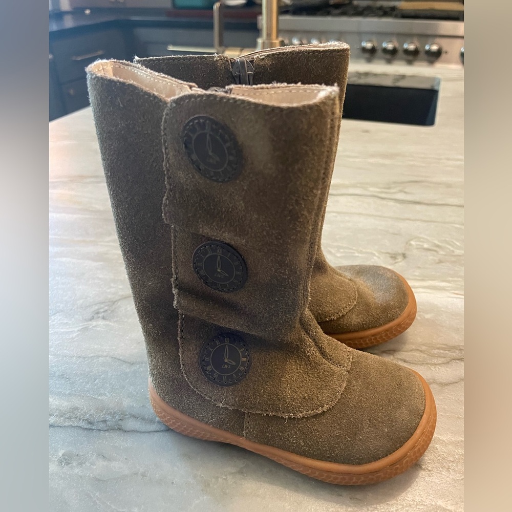 Livie&Luca brown boots w/ buttons. Great condition - soles like new. Size 5